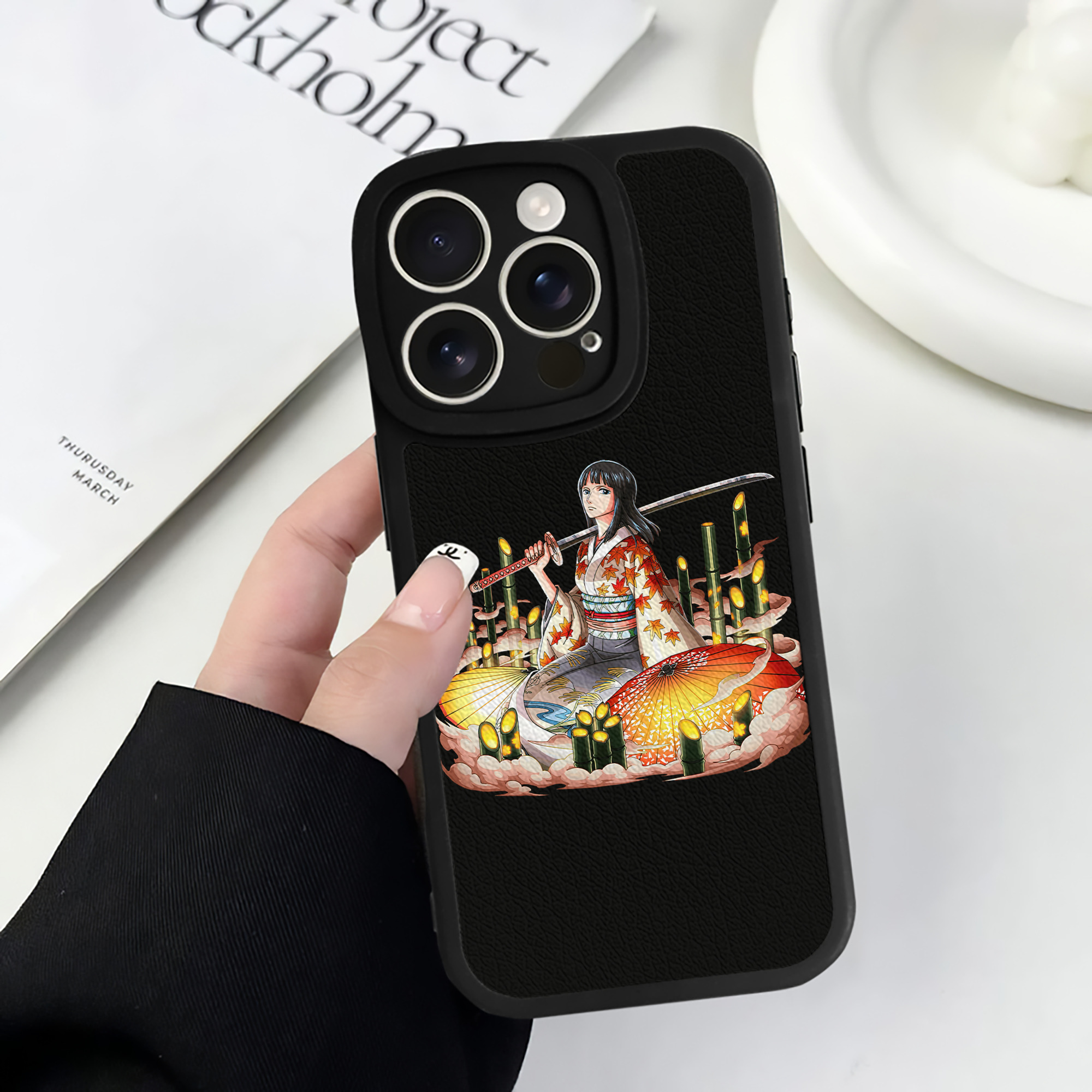 （画像用） ワンピース ニコ・ロビン ONE PIECE Nico Robin 【iPhone 16シリーズ対応】シリコンスマホケース（レザー調） 材質：シリコン